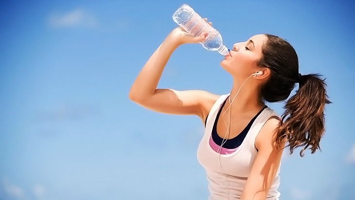 Cơ thể con người mất nước dù đã uống nước thường xuyên? Nguyên nhân và phương pháp cải thiện?